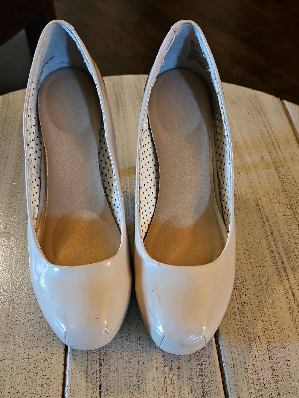 Classic Women's Patent Round-Toe Heels in Cream
